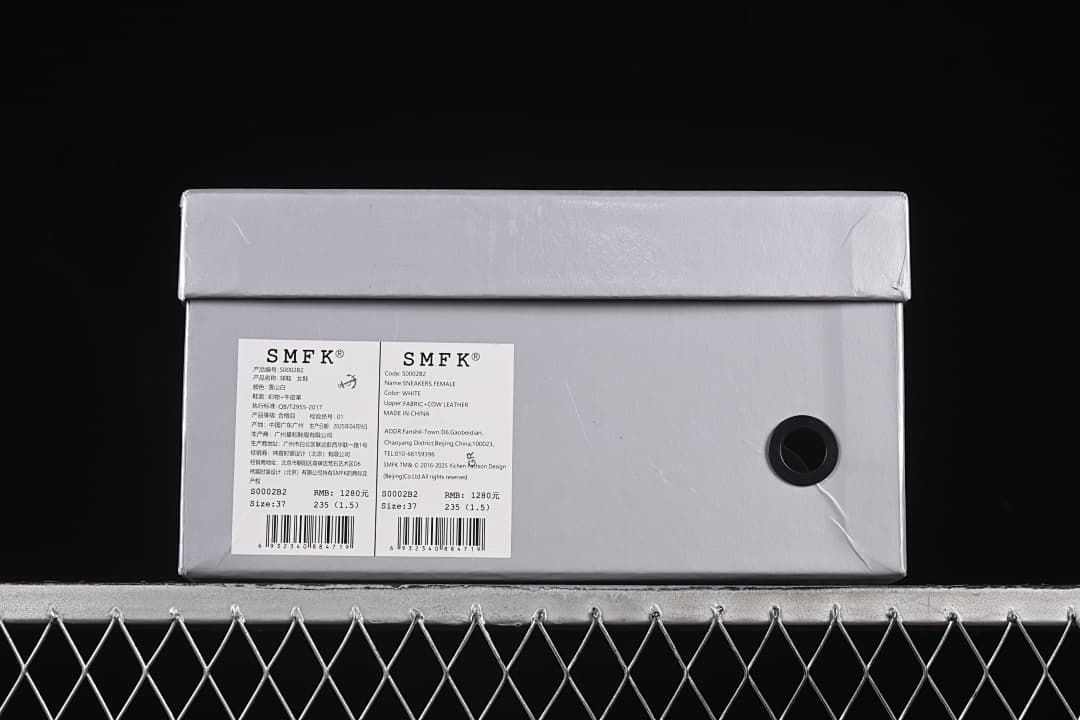 Product box label showing model S0002B2, white color, and sample size 37.