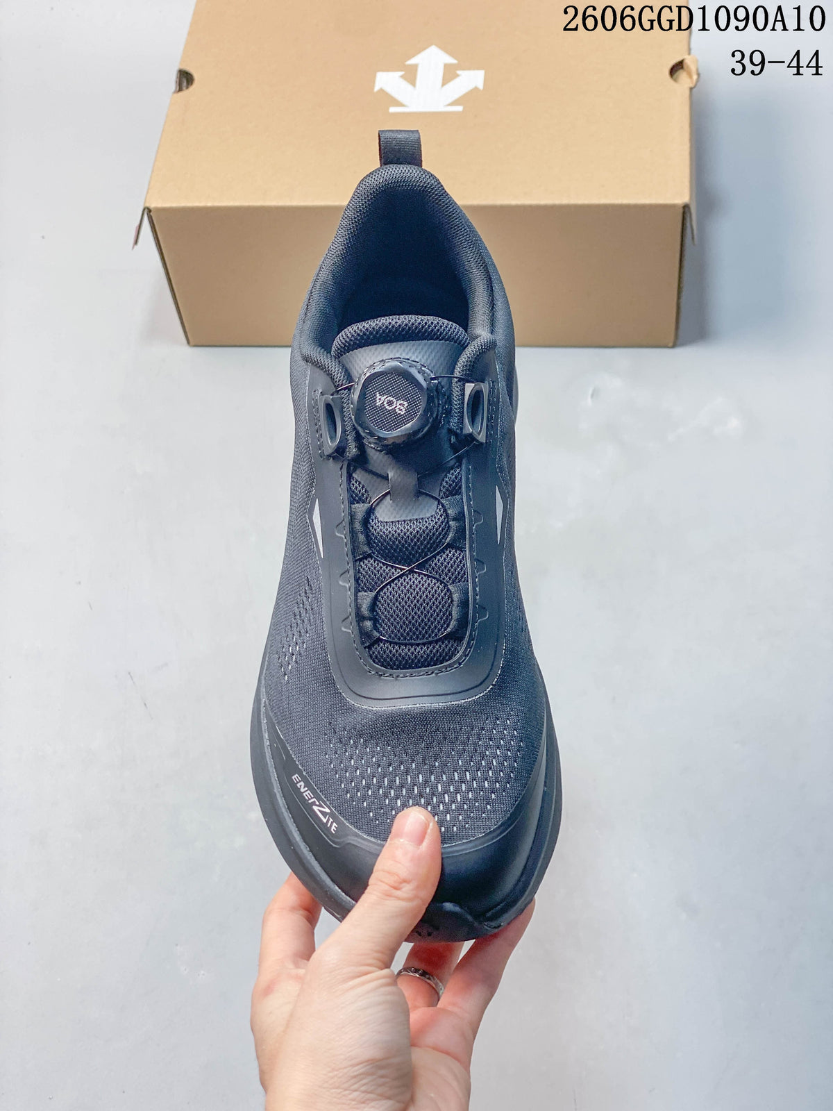 Top view of a dark gray Descente sneaker with dial closure and perforated toe; image text lists sizes 39–44.