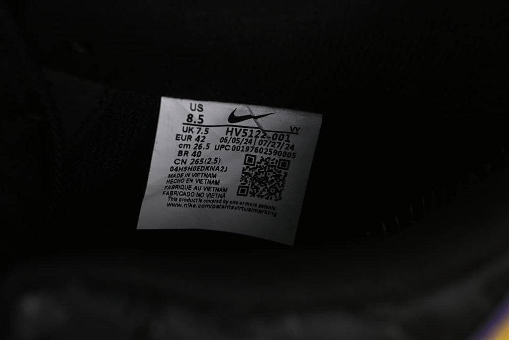 Interior shoe label showing style code HV5122-001 and a sample size.