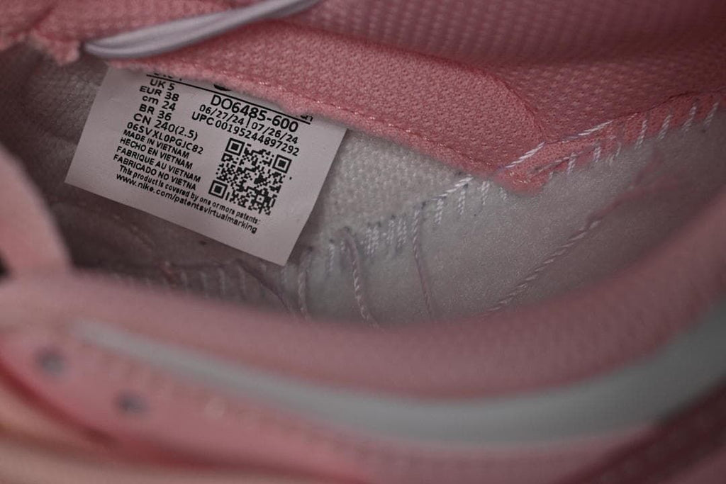 Interior shoe label showing style code DO6485-600 and a sample size.