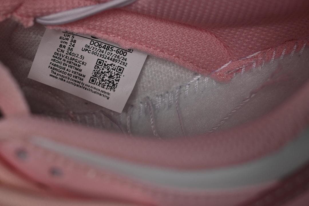 Interior shoe label showing style code DO6485-600 and a sample size.