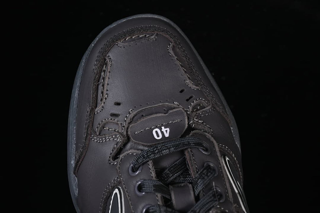 Top view of sneaker toe and size 40 tongue detail