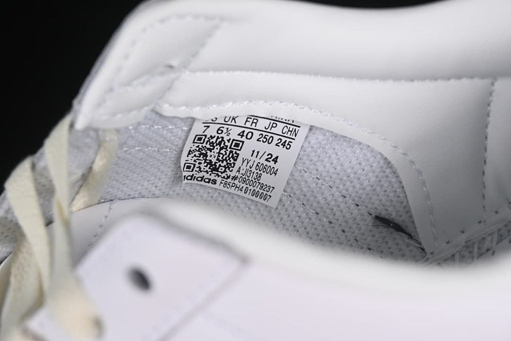 Close-up of the shoe size label showing EU 40 and model JI3138