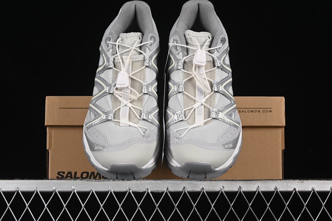 Front view of the pair displayed on a Salomon shoebox.