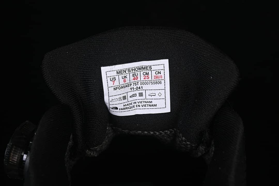 Shoe tongue label showing men's sizing: US 7, UK 6, EU 40, CM 25; style code NF0A5AEP 75T.