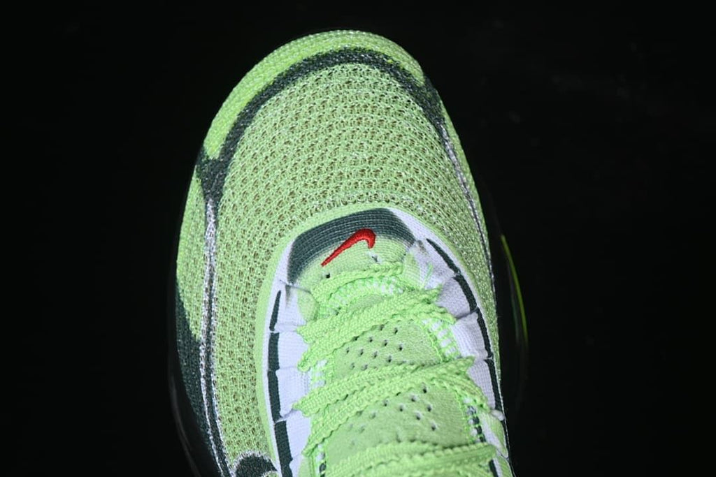 Top view of the mesh-look toe and lacing