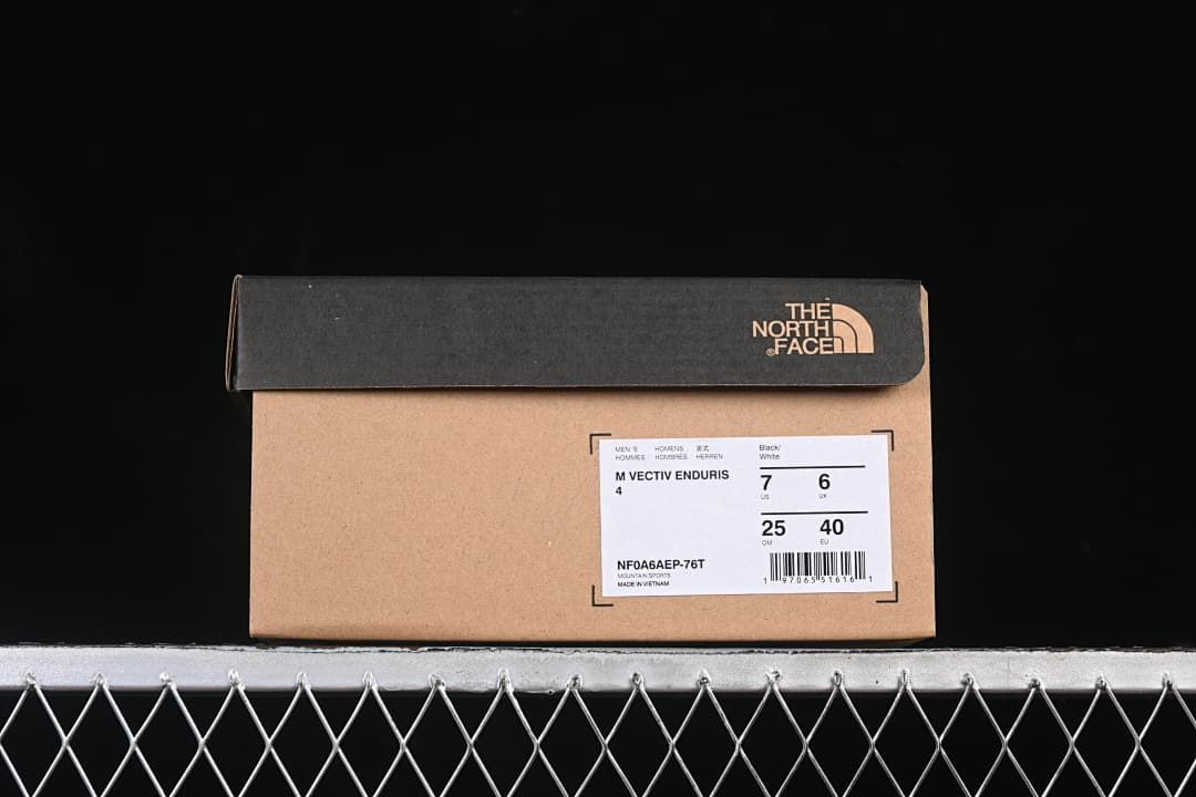 Product box label identifying the men's Vectiv Enduris 4 in black and white, sample size EU 40.