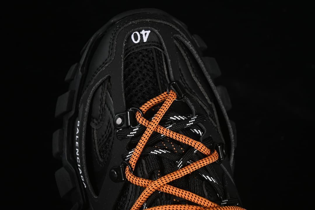 Top view of the sneaker showing the lacing and EU 40 marking.