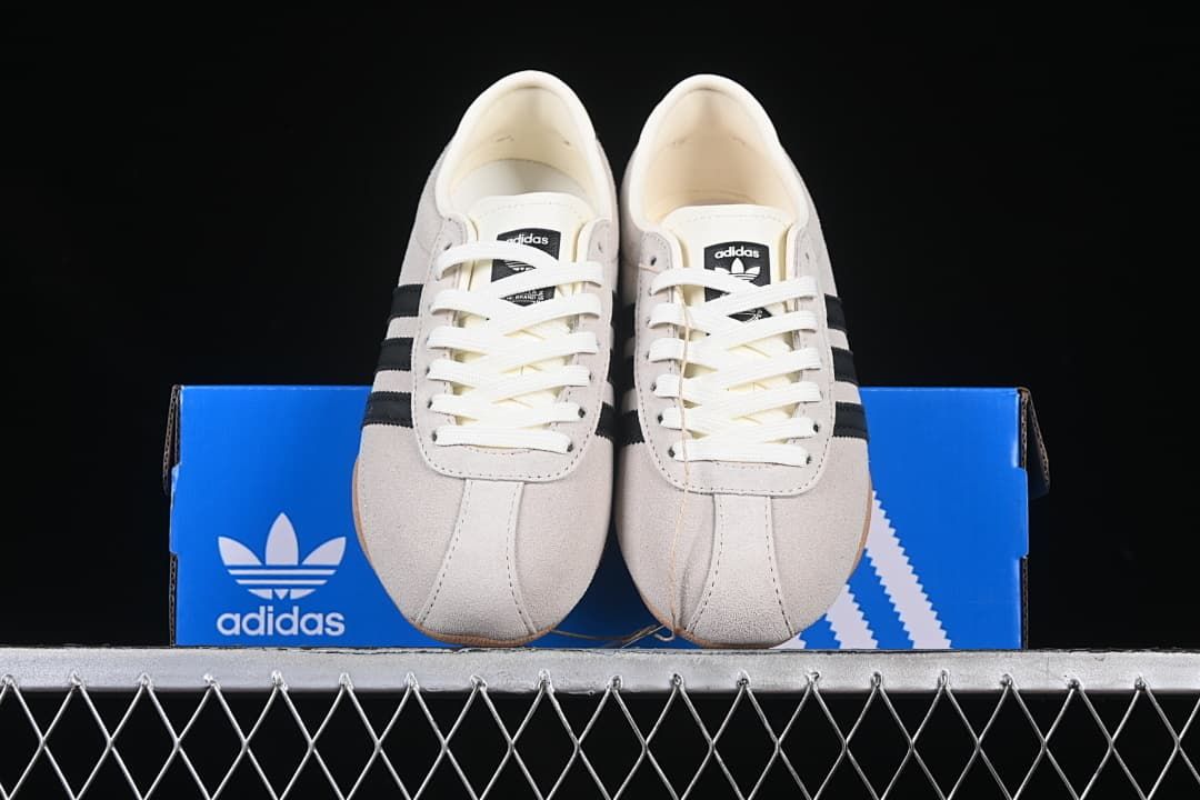 Front view of the pair displayed on the shoe box