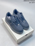 Pair of dark gray Nike Air Force 1 '07 low-top sneakers on a shoebox; image overlay shows a size range.