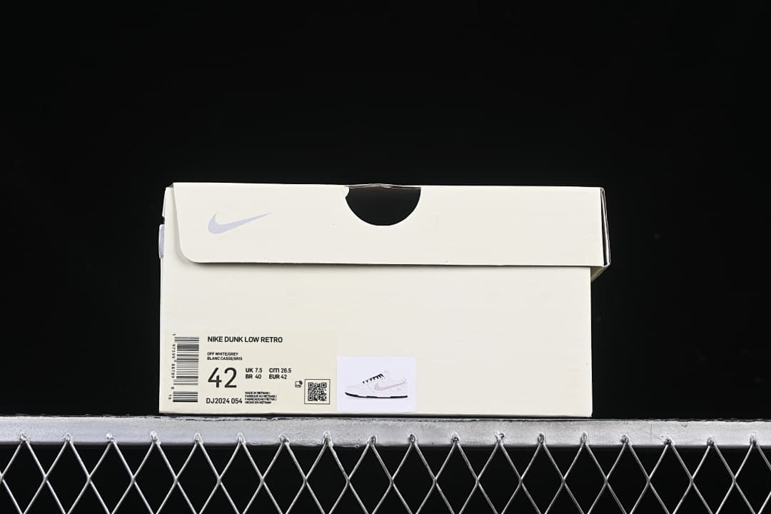 Shoe box label displaying Nike Dunk Low Retro, style code DJ2024-054 and size 42.