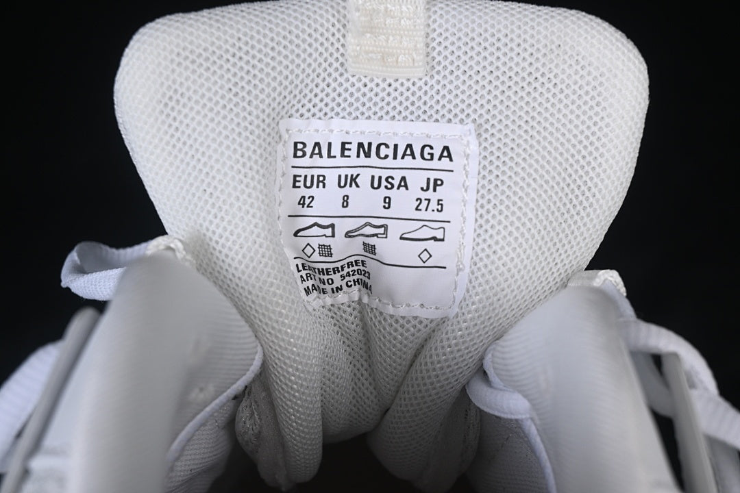 Tongue size label showing EU 42, UK 8, USA 9, and JP 27.5.