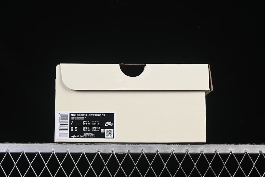 Shoe box label showing Nike SB Dunk Low Pro QS, style code HQ8487-300, and sample sizes EU 40 and EU 38