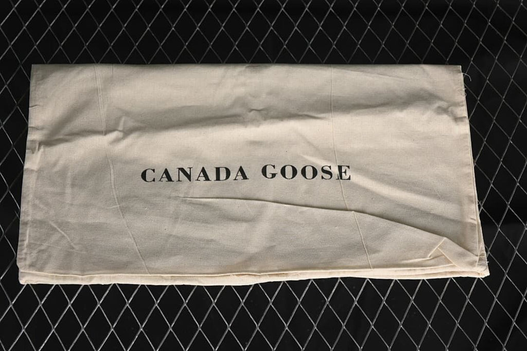 Light fabric shoe bag with Canada Goose lettering
