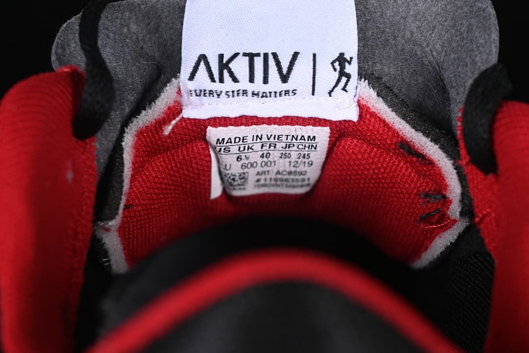 Tongue label showing size information and model code AC8592.
