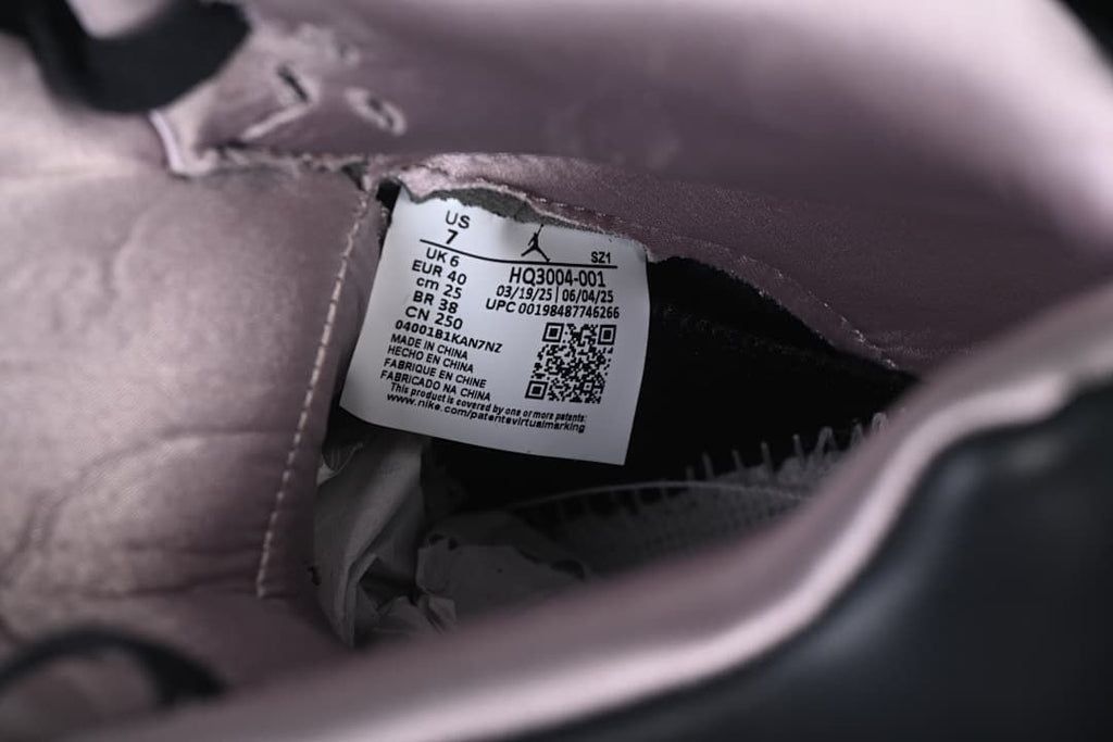Interior size label showing EU 40 and style code HQ3004-001