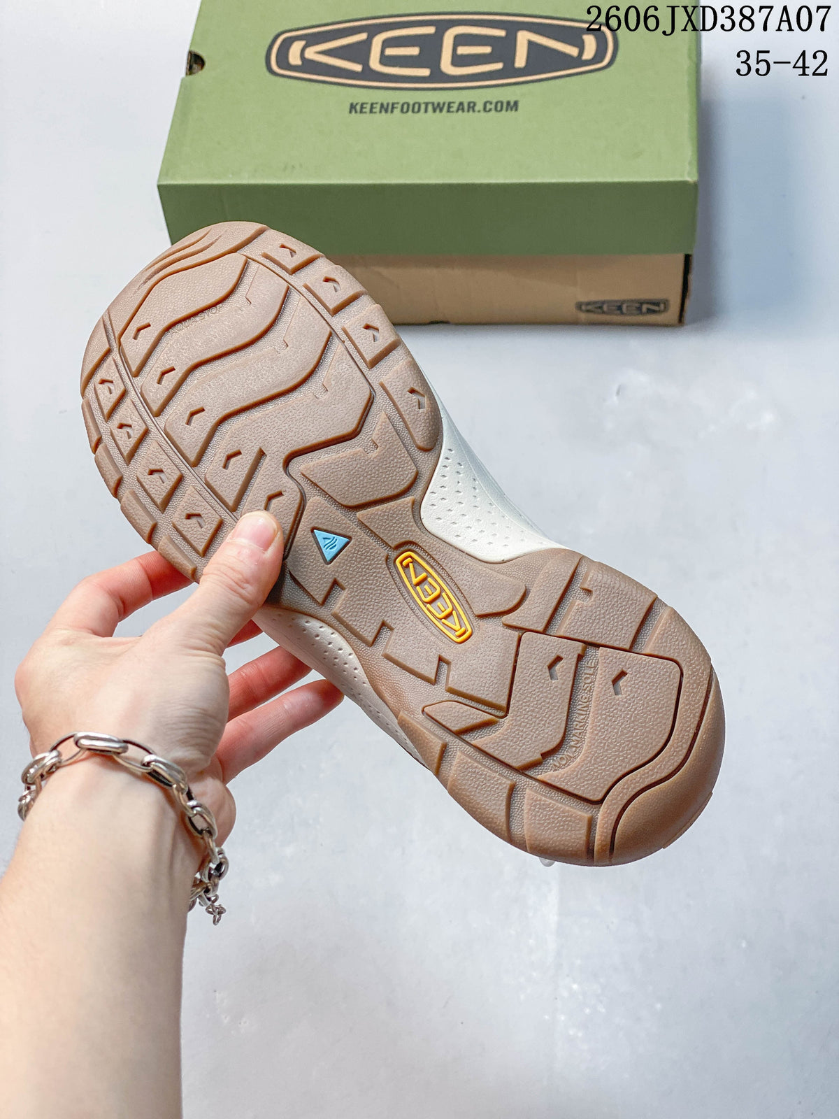 Close-up of the sandal outsole showing its tread pattern; image overlay shows 35–42.