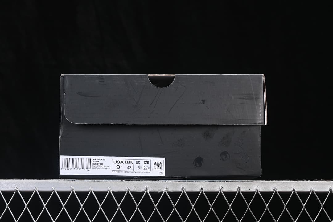 Shoe box label showing EU 43 and US men’s 9.5.