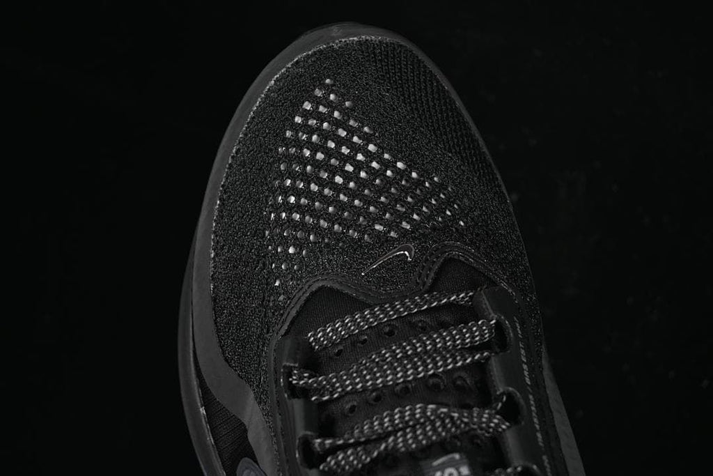 Top view of the mesh toe and laces.