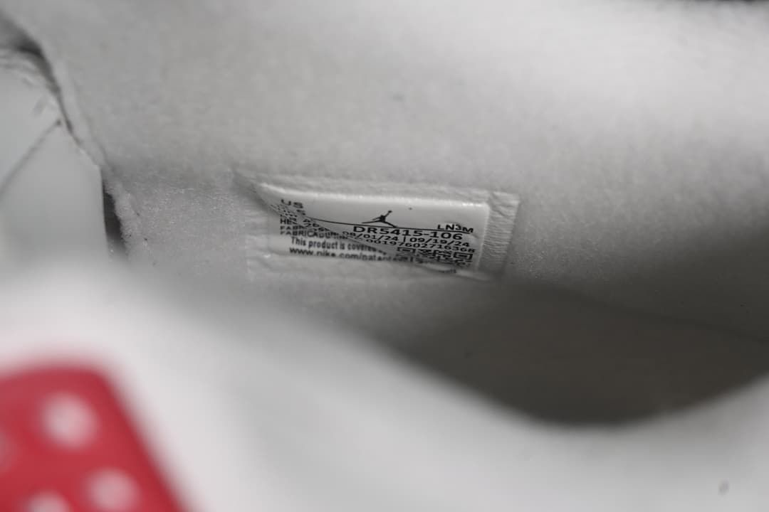 Close-up of the interior label showing style code DR5415-106