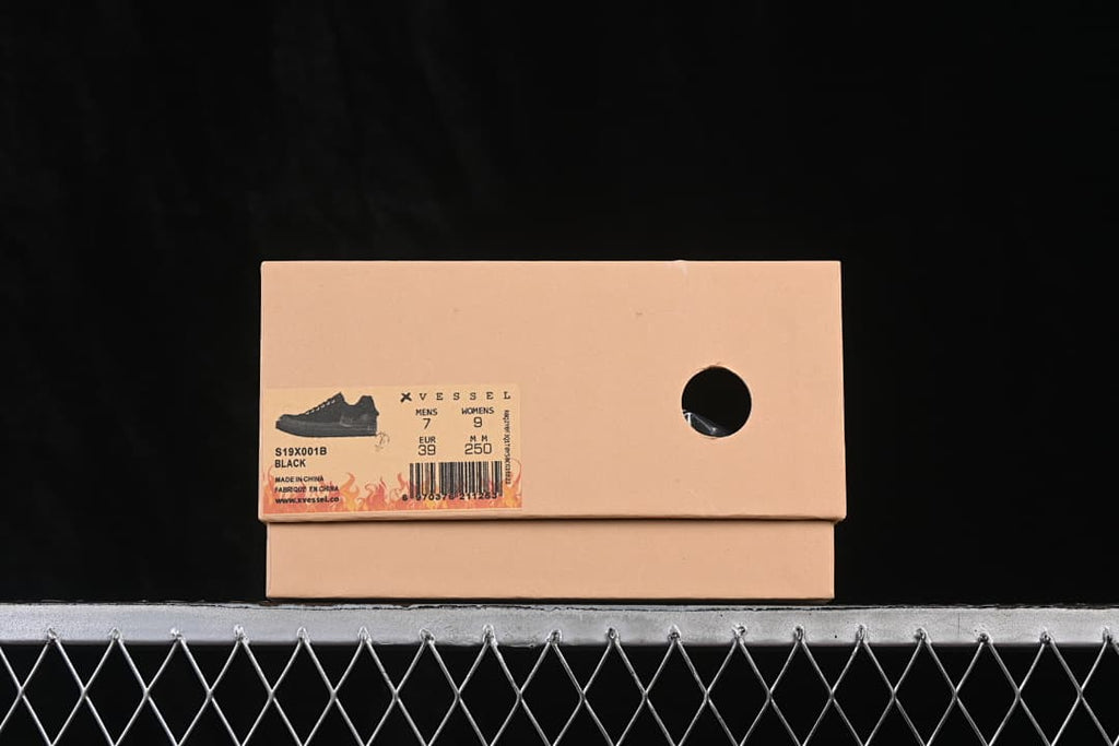 Shoebox label identifying model S19X001B, black color, and photographed size EU 39