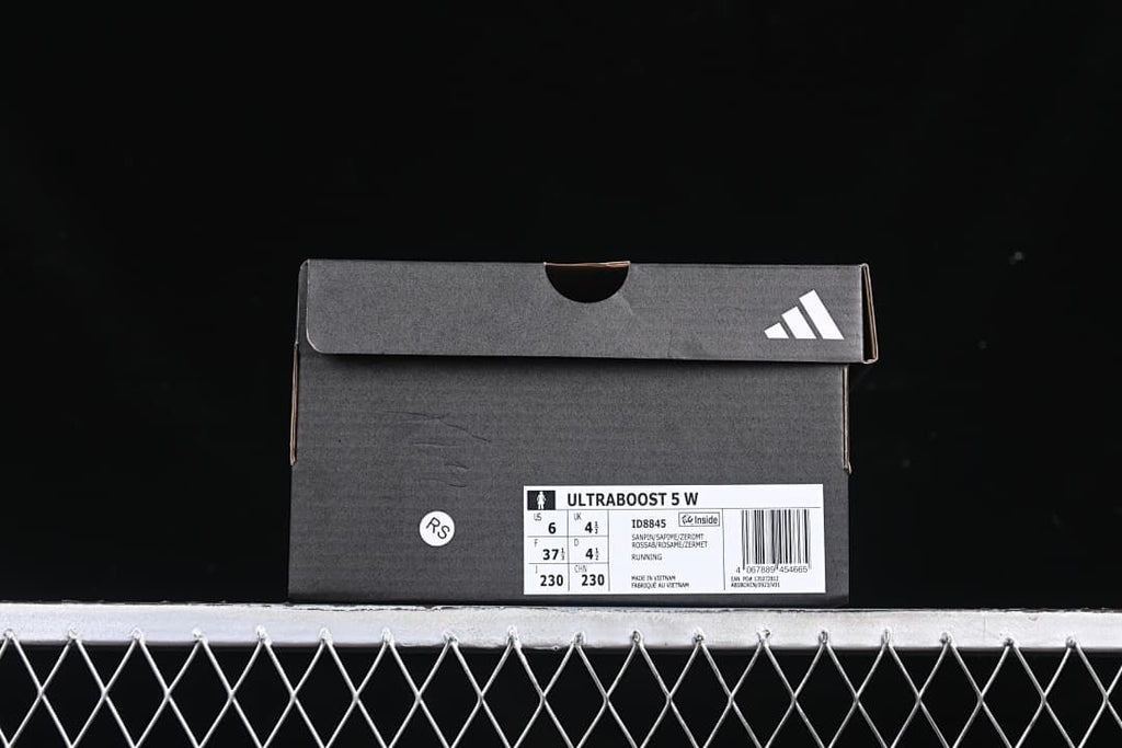 Shoe box label marked Ultraboost 5 W, ID8845 and EU 37 1/3