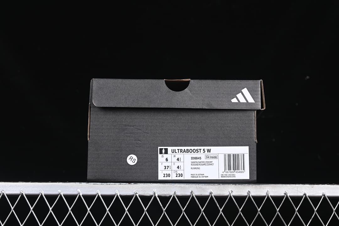 Shoe box label marked Ultraboost 5 W, ID8845 and EU 37 1/3
