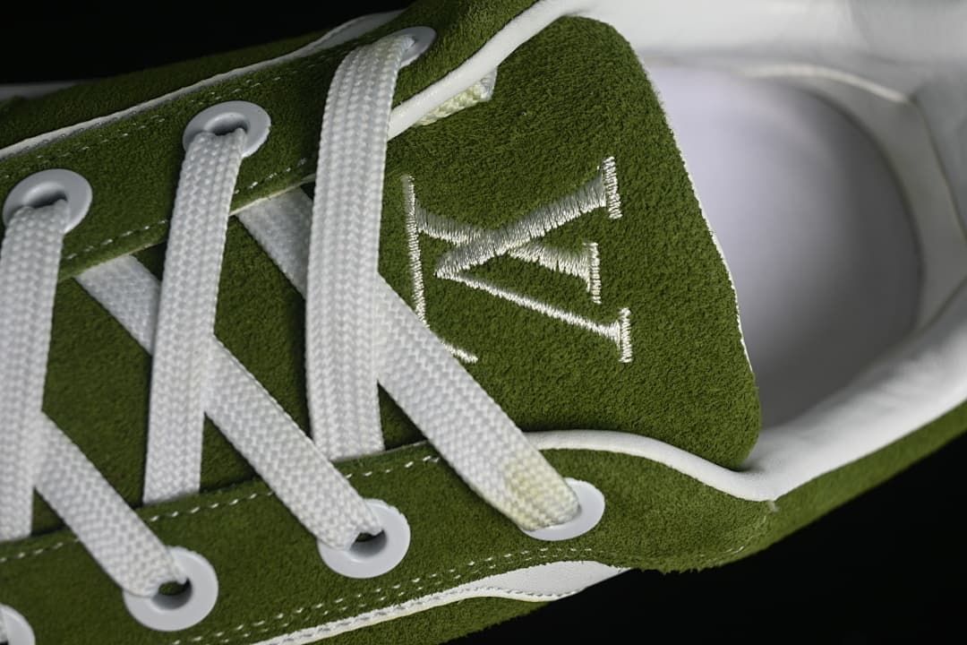 Detail of white laces and embroidered tongue emblem