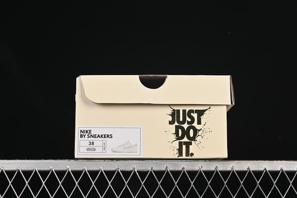 Shoebox label displaying size 38