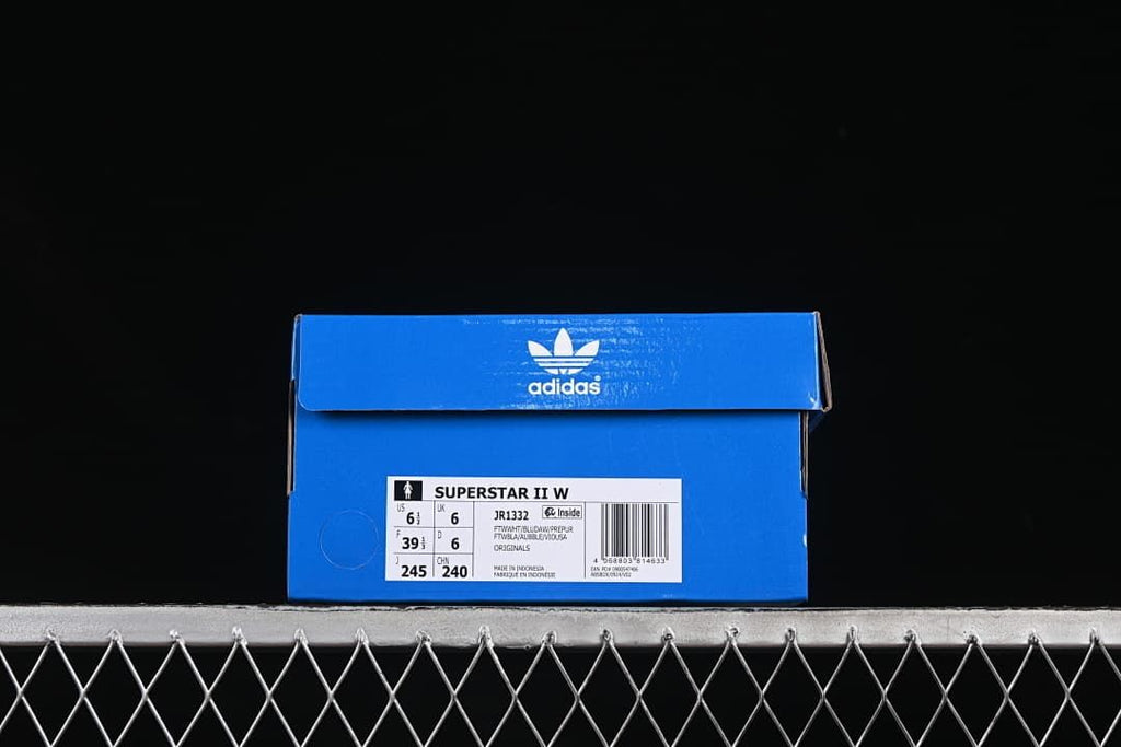 Blue shoe box label identifying the model as Superstar II W, JR1332, with sample sizing