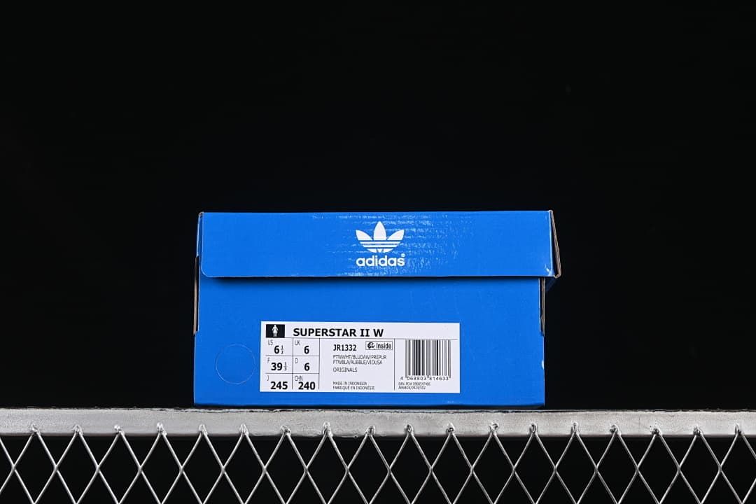 Blue shoe box label identifying the model as Superstar II W, JR1332, with sample sizing