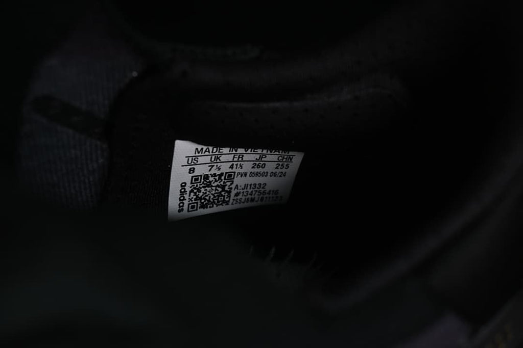 Close-up of the shoe size label showing US 8, UK 7½, EU 41⅓, JP 260 and CN 255.
