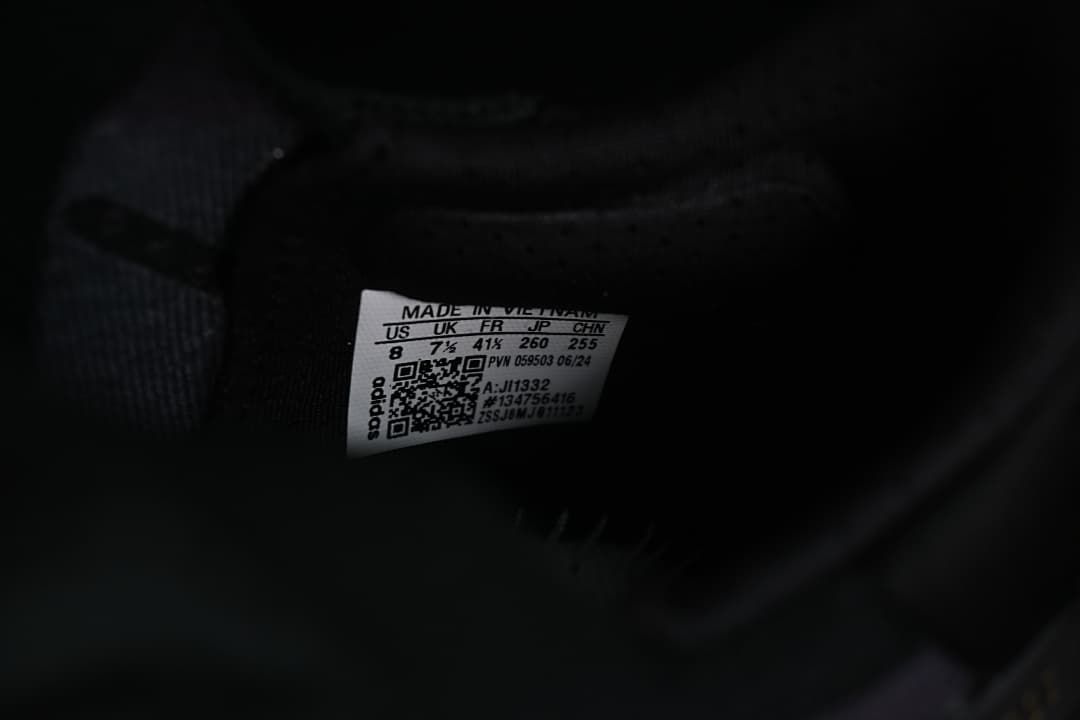 Close-up of the shoe size label showing US 8, UK 7½, EU 41⅓, JP 260 and CN 255.