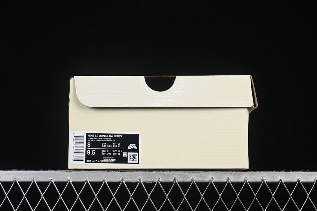 Shoebox label showing Nike SB Dunk Low OG QS, color description, size information, and style code