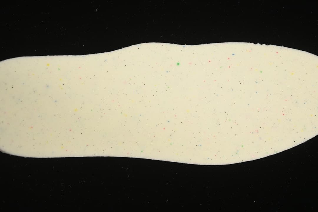 Insole with multicolor speckles