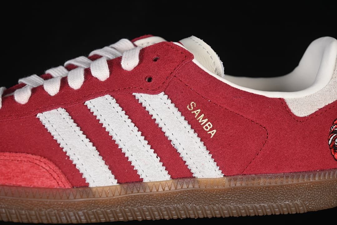 Close-up of white side stripes, Samba lettering, and gum-colored outsole