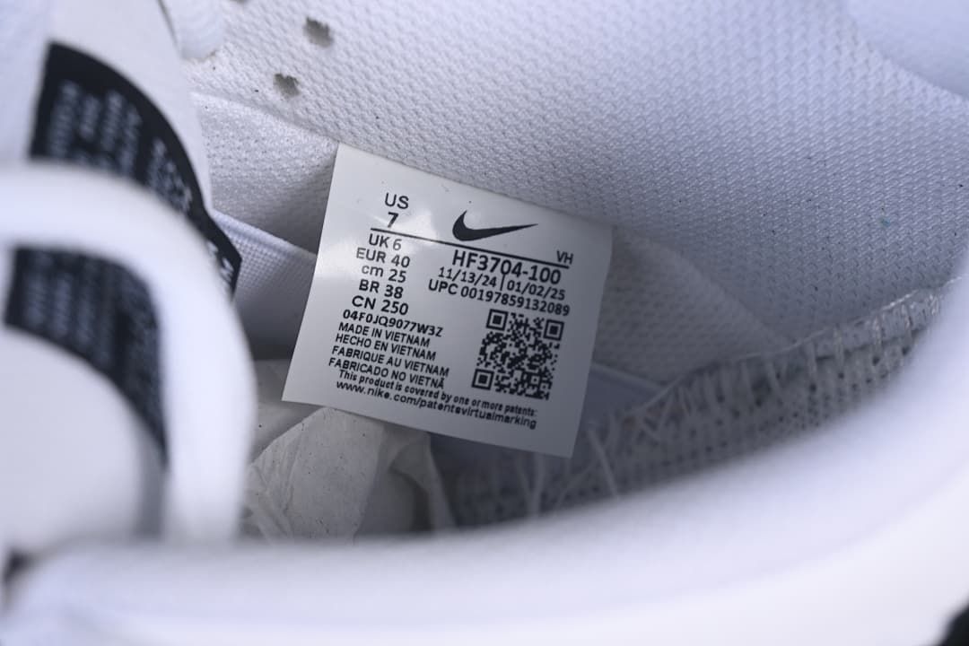 Interior shoe label showing model code and a photographed EU 40 size