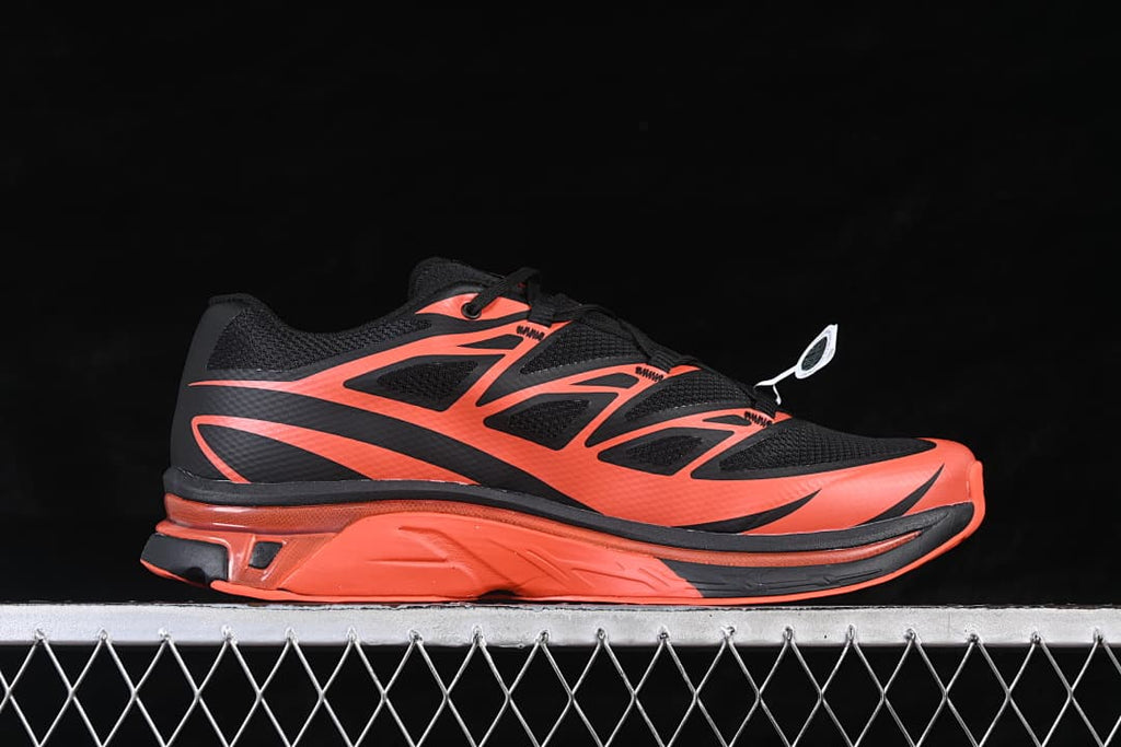 Side profile of a black and tomato-red Salomon XT-MM6 sneaker