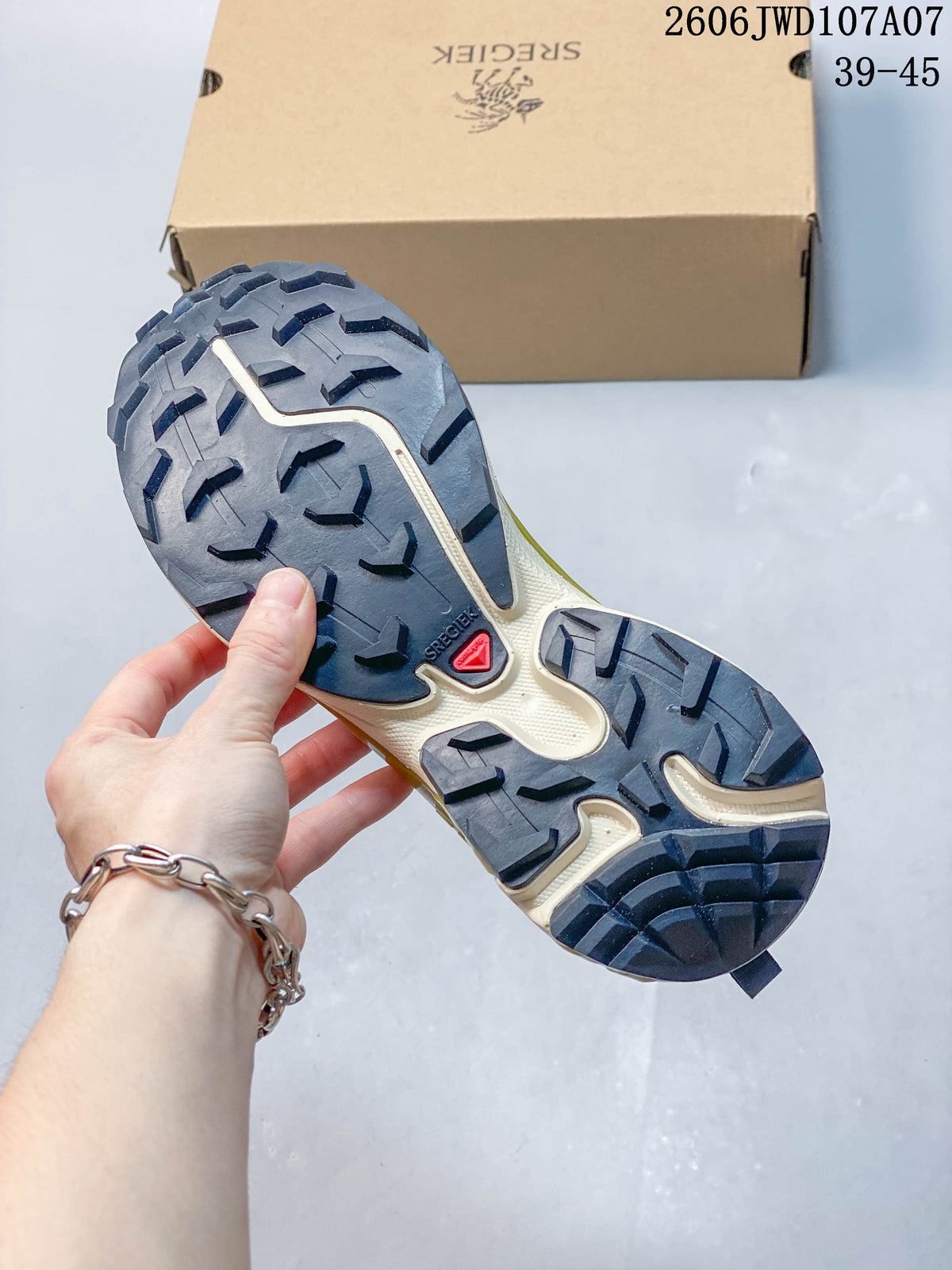 Close-up of the hiking shoe outsole showing a deep tread pattern; image overlay shows size range 39–45.