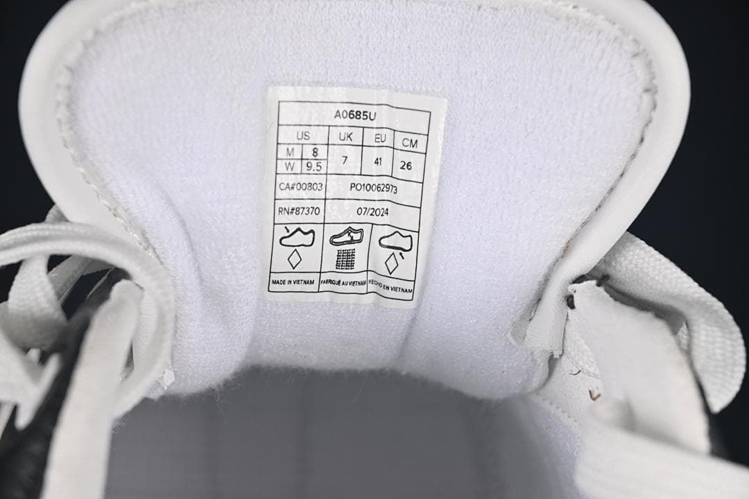 Tongue size label showing EU 41, US men 8, US women 9.5, UK 7, and CM 26