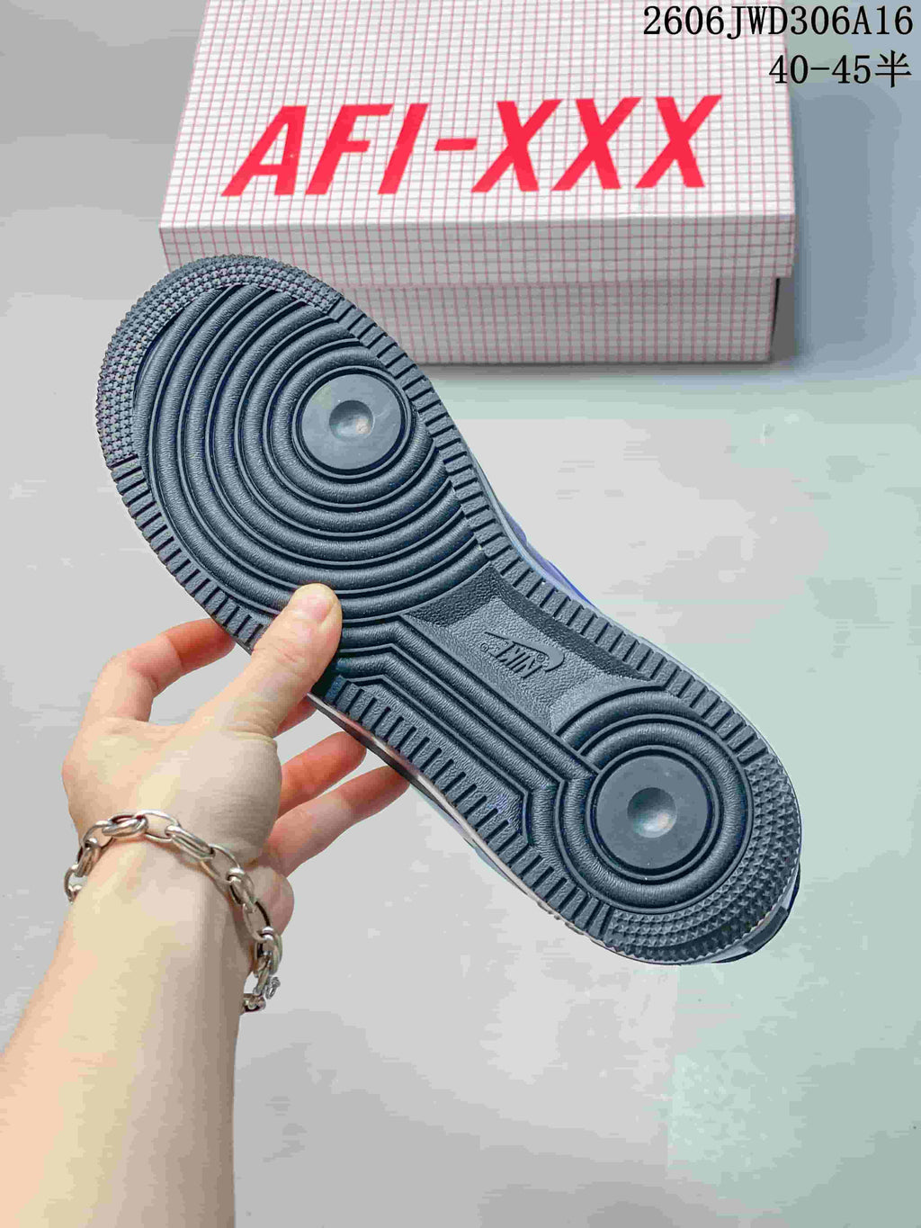 Underside of the sneaker showing a dark tread pattern and circular sole details; image overlay lists sizes 40–45.5.