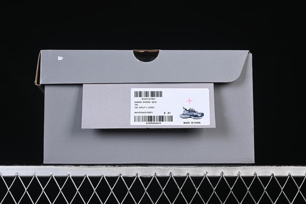Shoebox label identifying the 3XL Split + Logo in white, navy, and grey