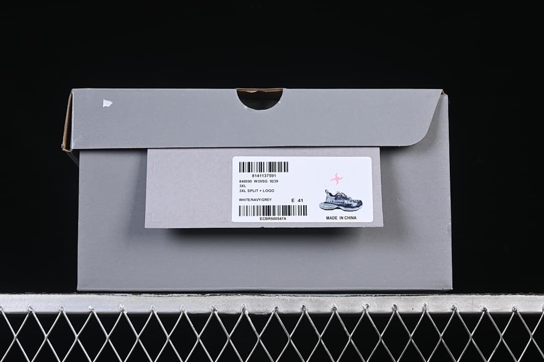 Shoebox label identifying the 3XL Split + Logo in white, navy, and grey