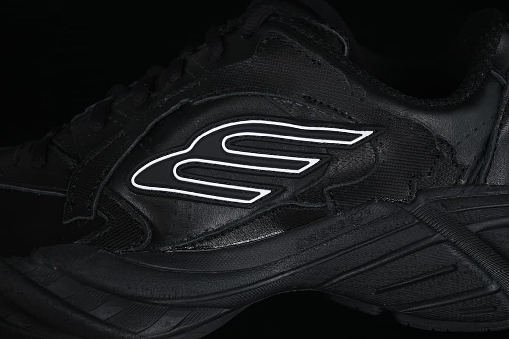 Close-up of the outlined side emblem and layered black panels