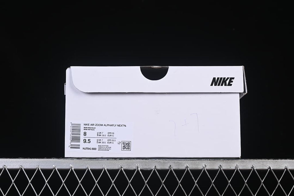 Nike shoe box label showing product identification and sample sizes