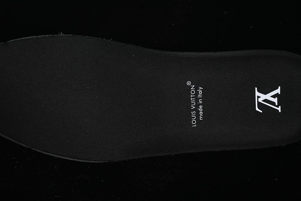 Sneaker insole with printed lettering