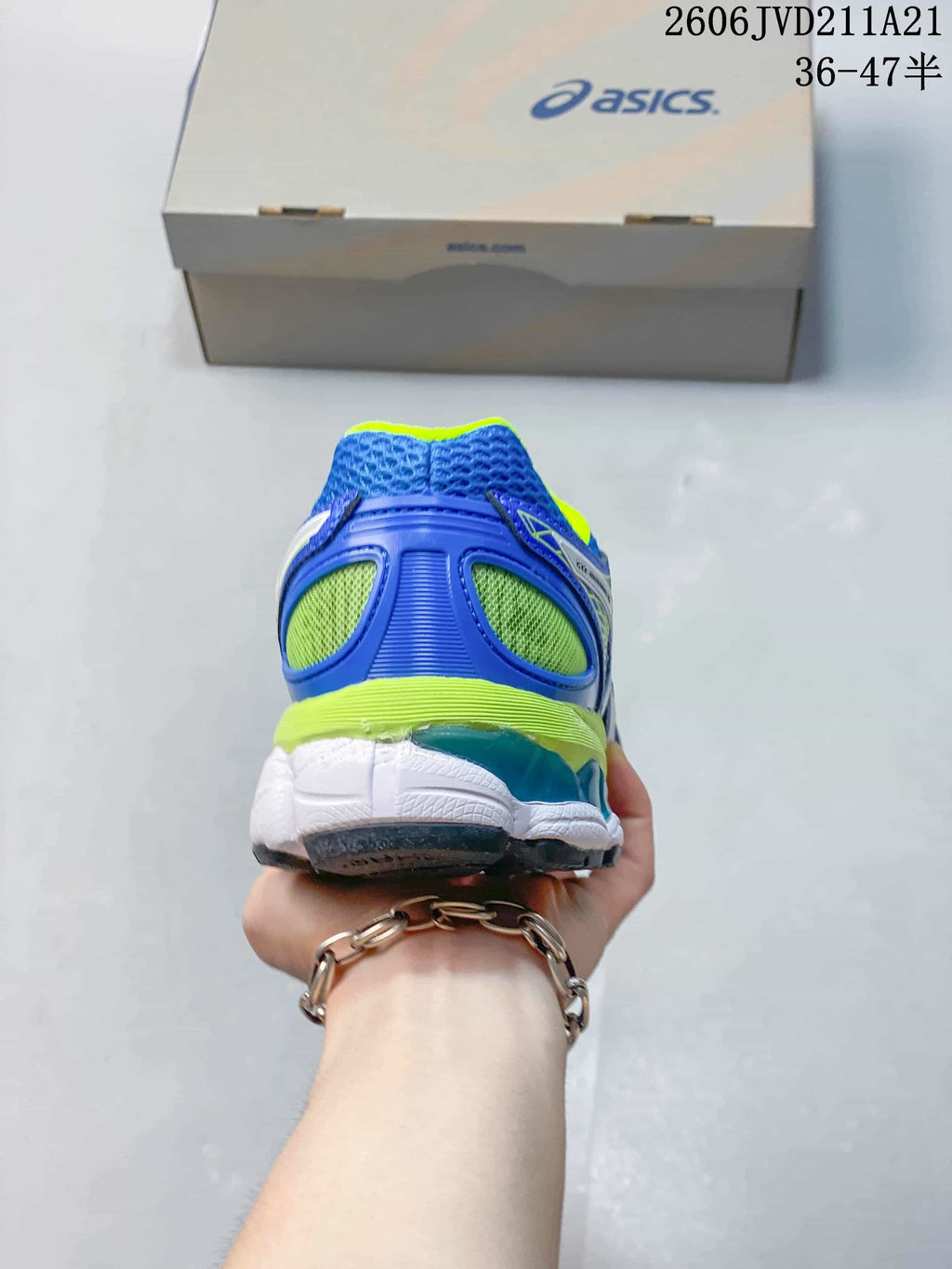 Rear view of the blue and lime shoe showing heel details and outsole; image overlay states sizes 36–47.5.