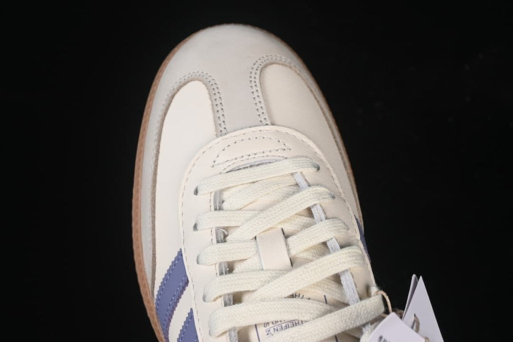 Top view of the laces and stitched toe panels
