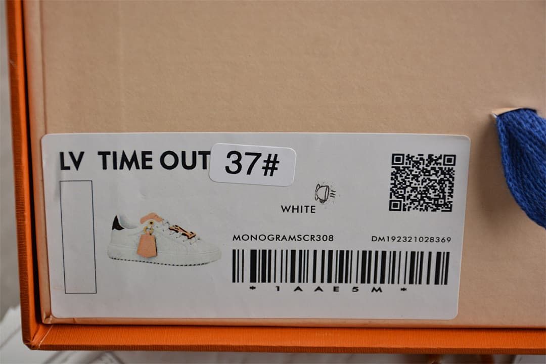 Shoebox label showing the product name, white color, and size 37
