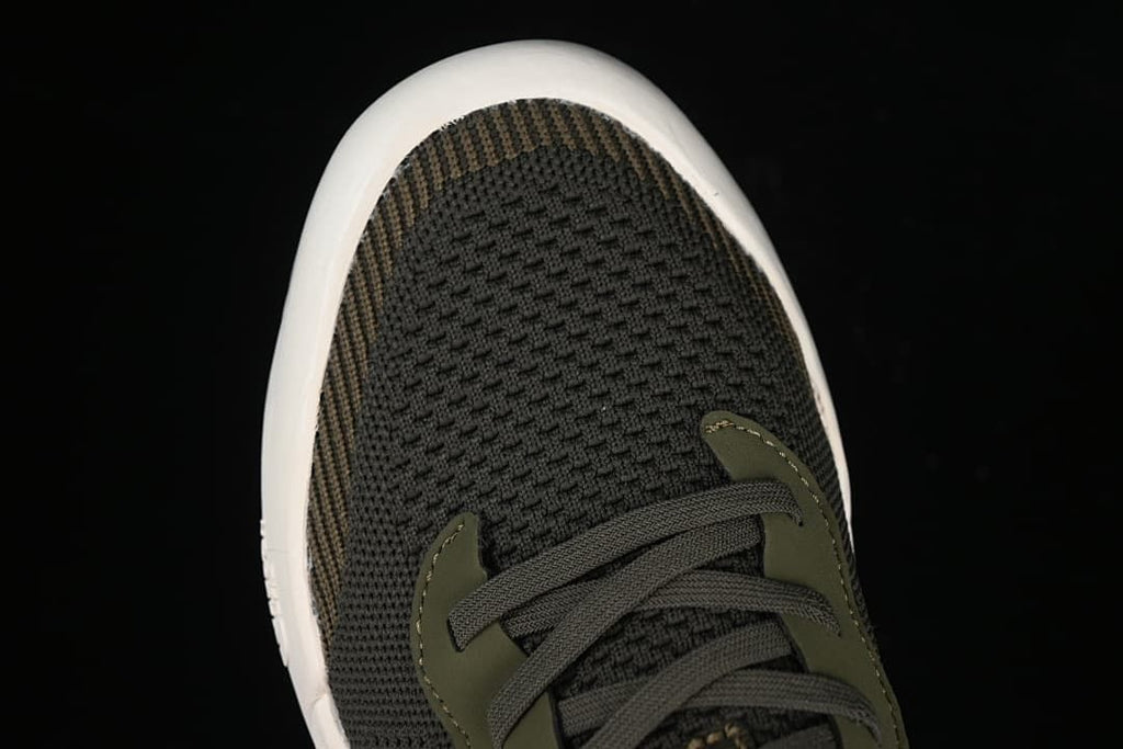 Top view of the sneaker toe and lacing